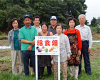 「給食畑」にて「学校給食応援団」メンバー