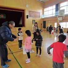 古賀東小学校1年生が正月遊び体験