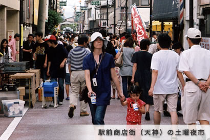 駅前商店街（天神）の土曜夜市
