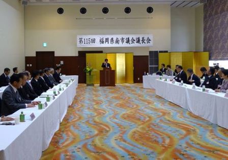 福岡県南市議会議長会に出席　会場は再建された「矢部川城」（八女市）
