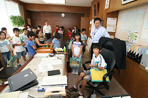 舞の里小学校の子ども達と市長