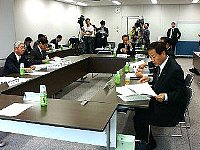 会議に出席している様子