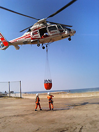 最新鋭の装備の消防ヘリ