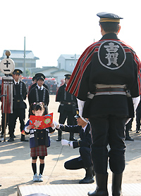 市長の前で「誓いのことば」を読み上げる矢野鈴和ちゃん