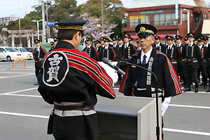 市長から安武新団長に辞令を交付する様子