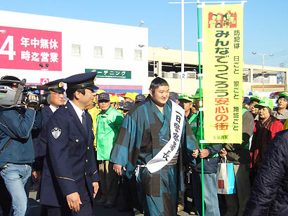 １日署長の琴光喜関