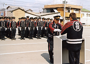 安武団長に目録を手渡す市長