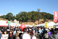 大賑わいの会場の様子