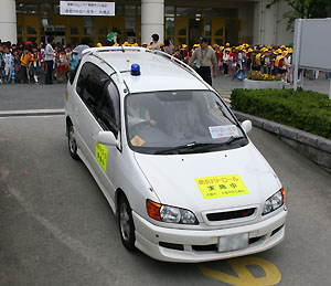 青色回転灯を装着したパトカー