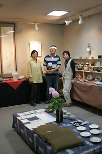 3人の芸術家と会場の様子