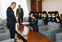 感謝の言葉を受ける山下助役