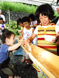 そうめんを食べる子ども達