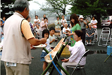 そうめん流しをしている様子