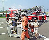 はしご車に乗っている様子