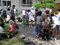 たくさんの人が作業に参加しました