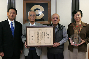 緑のまちづくりの会代表３人と中村