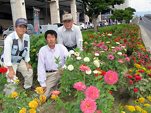 右から井上義廣さん、西村忠進さん、中村孝志区長