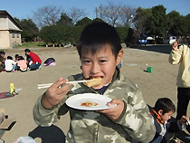 おいしそうに餅を食べている様子