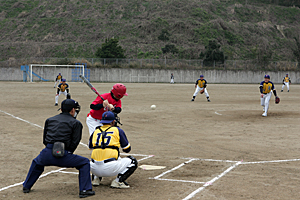 実年ソフトボールの開幕戦の様子