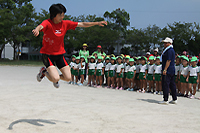 走り幅跳びを披露する佐藤選手