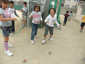 こまを練習する様子