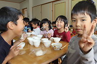 ご飯を食べる子どもたち