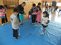 こまで遊ぶ様子