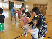 ブンブンこまで遊ぶ様子