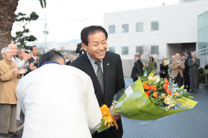 市民から花束を贈られる中村隆象市長