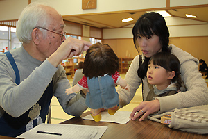 おもちゃの診察の様子