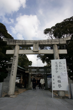 古賀神社に初詣をする人たち