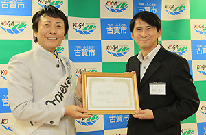 静太郎さん（写真左）と野村副市長