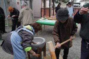 餅つきでワクワク