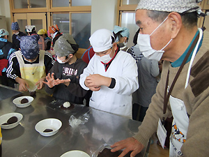 おはぎづくり交流の様子