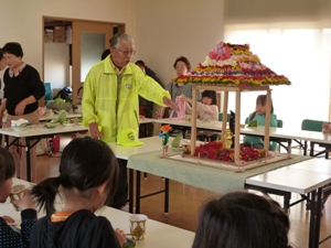 花祭りについて学ぶ子どもたち