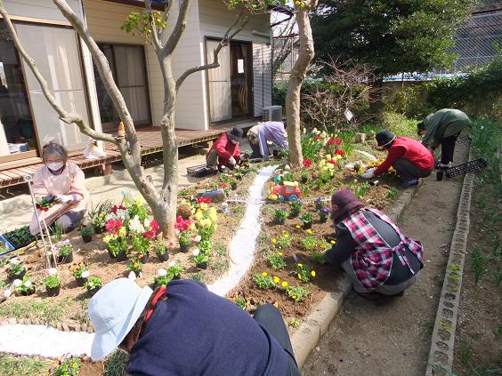 春が訪れたえんがわ花壇