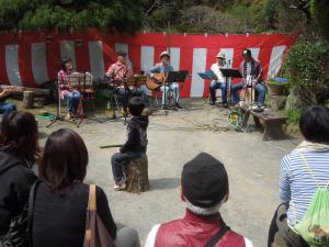 舞の里おやじバンドの心をこもった演奏