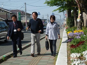 古賀ふるさと見分けの会メンバーと古賀のまちを歩く林監督