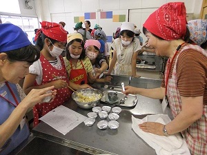 えんがわさんに見守られ、蒸しパンづくり