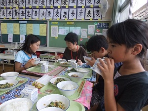 話もはずむ、給食交流l