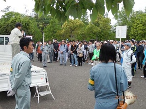 夏に行われた育林行動の開会式