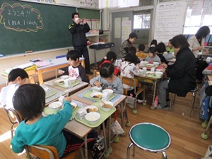 えんがわさんと子どもたちが囲む楽しい給食