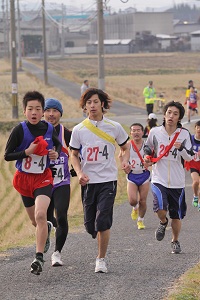 久保橋前の坂を上る選手たち