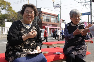 野点（のだて）を楽しむすてきな笑顔