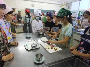 えんがわさんに見守られて作業する子どもたち