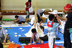 楽しみながら作業に取り組む子どもたち