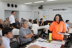 参加者に声をかけるトシ子さん