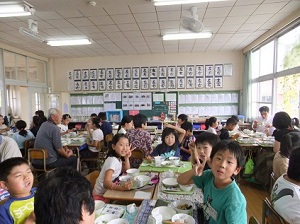 にぎやかに給食交流♪