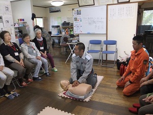 講師のお二人から丁寧な説明を受けます