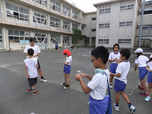 外で楽しく